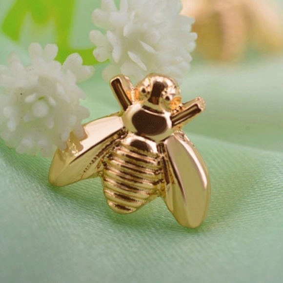 🐝 Dainty Bee Stud Earrings 🐝 - Picture 3 of 4